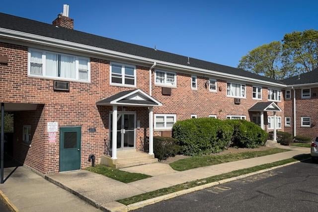 1 of 1 - 92 South Clinton Avenue # 1d, Bay Shore, NY