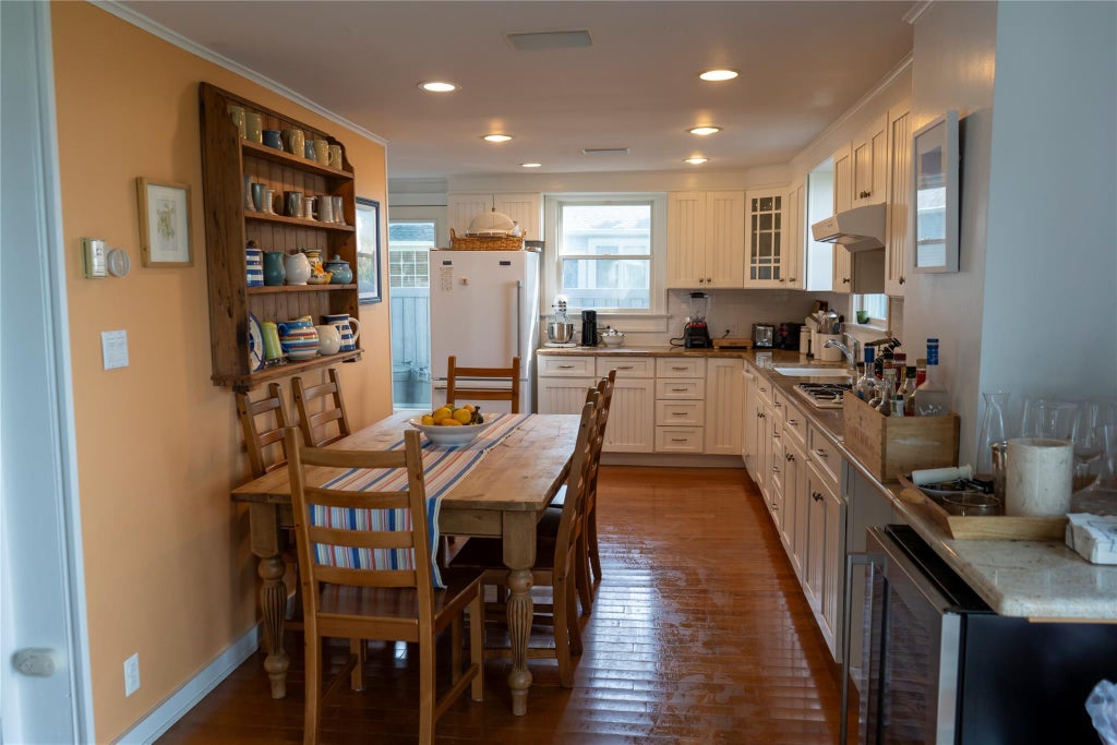 6 of 31 - 1429 Peconic Bay Boulevard, Laurel, NY
