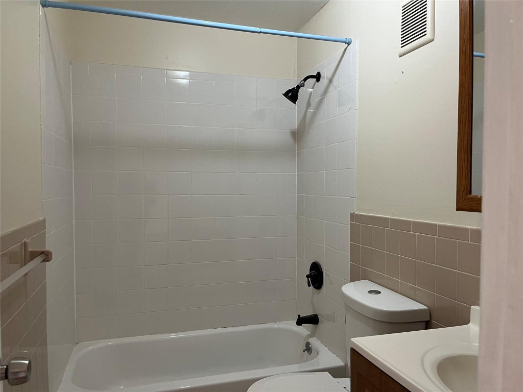 9 of 12 - 410 Jericho Turnpike # 2c, New Hyde Park, NY