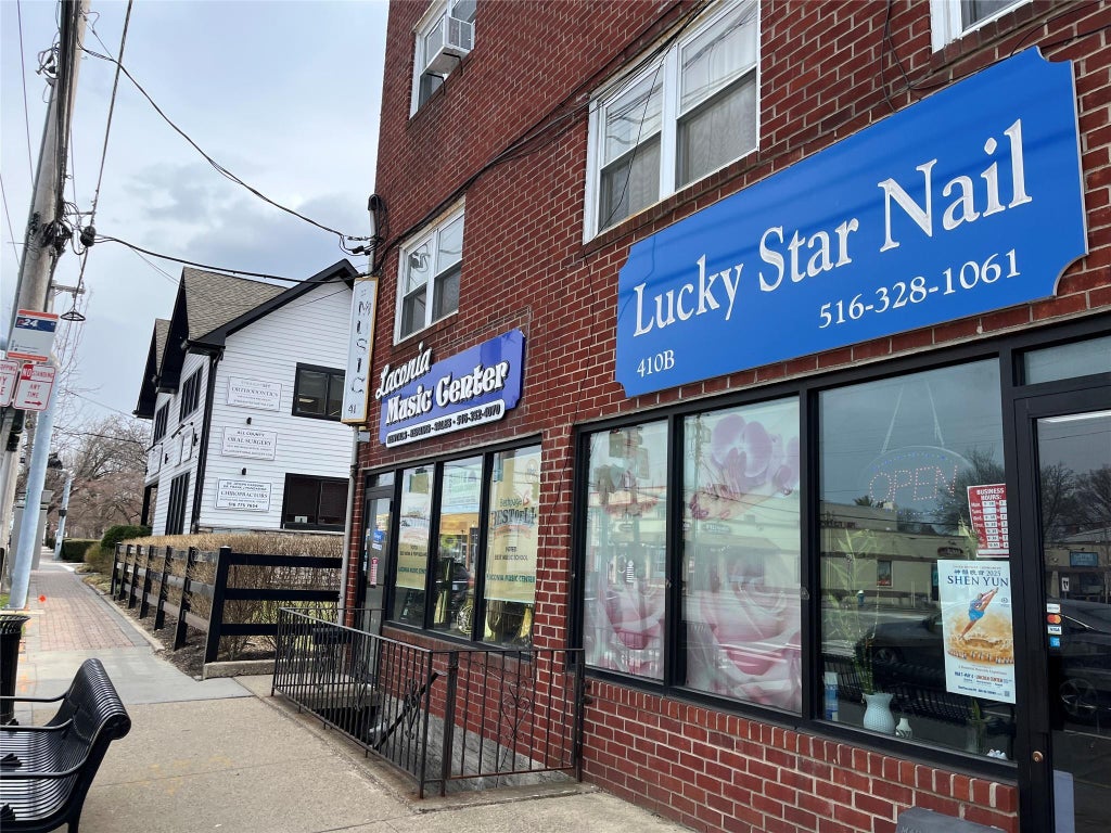 1 of 12 - 410 Jericho Turnpike # 2c, New Hyde Park, NY