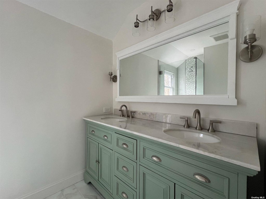 19 of 28 - 16 Oakwood Road, Huntington, NY