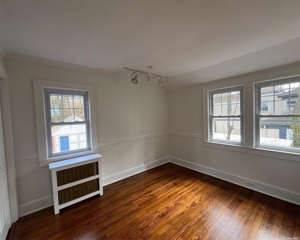21 of 28 - 16 Oakwood Road, Huntington, NY