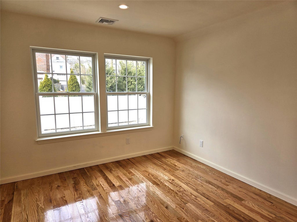 10 of 20 - 23 Kirkwood Road B, Port Washington, NY