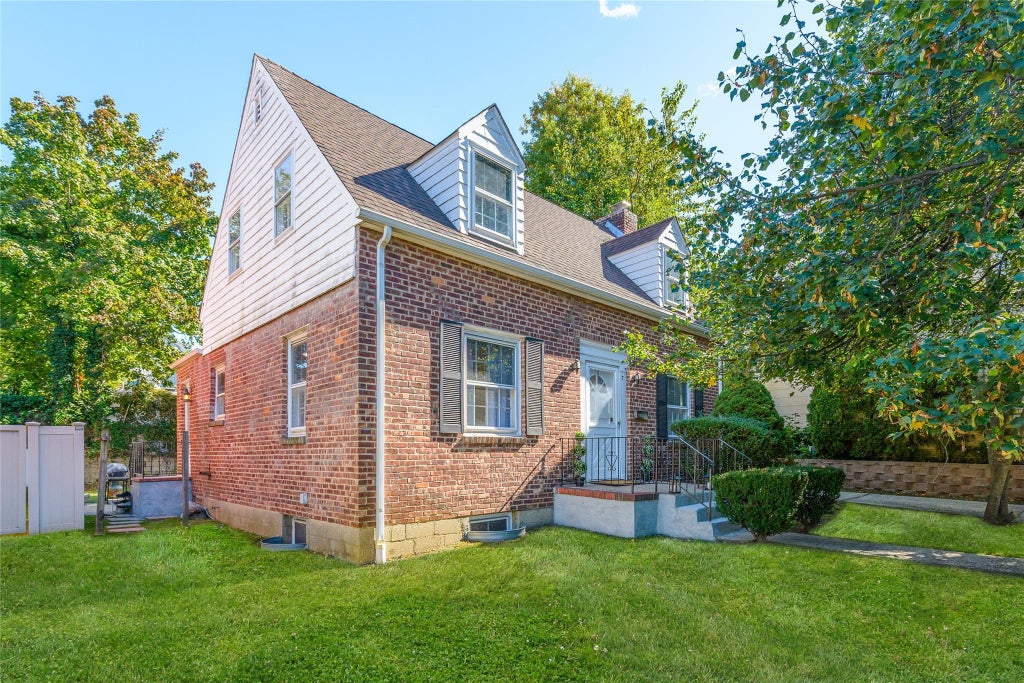 1 of 17 - 7 Jackson Avenue, Port Washington, NY