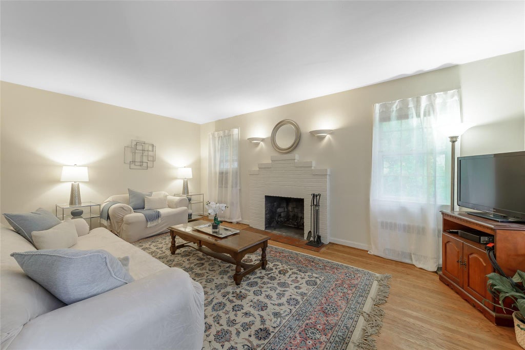 13 of 17 - 7 Jackson Avenue, Port Washington, NY