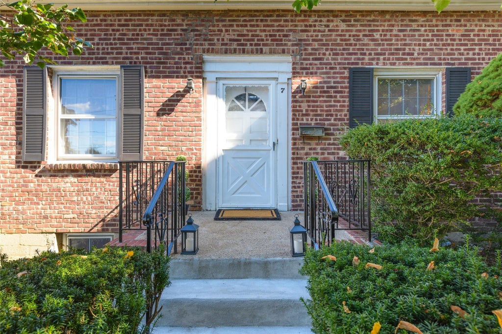 2 of 17 - 7 Jackson Avenue, Port Washington, NY