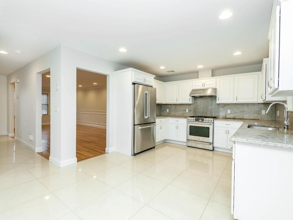 6 of 37 - 25b Corchaug Avenue, Port Washington, NY