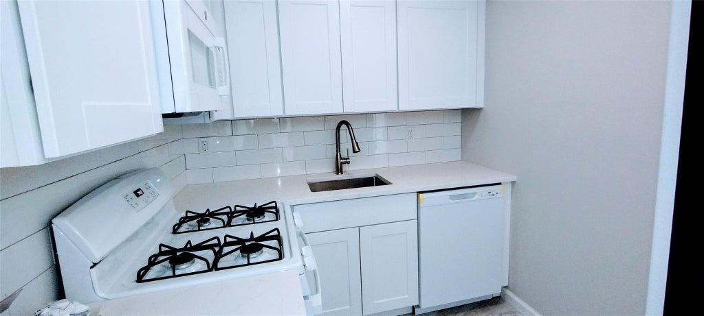 3 of 23 - 15 El Camino Court, Coram, NY
