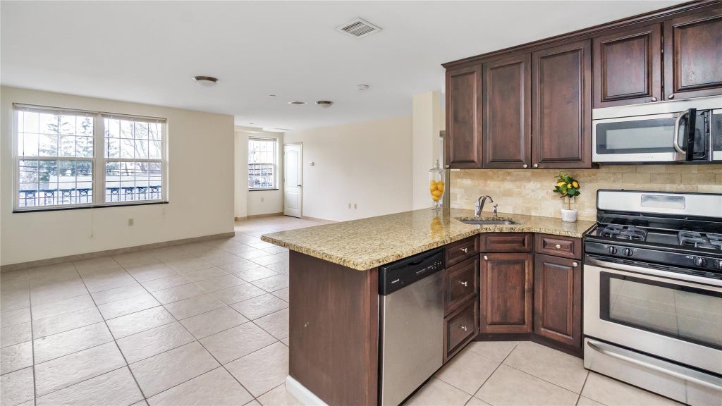 8 of 19 - 200 Carney St. # 205, Glen Cove, NY