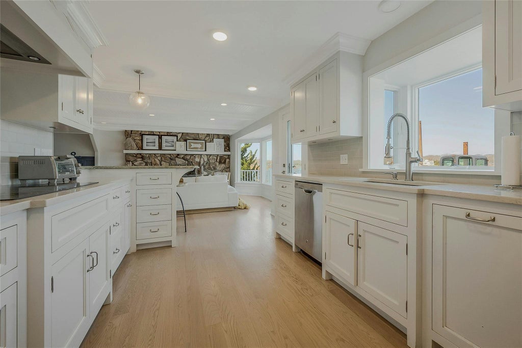 7 of 27 - 370 Fishermans Beach Road, Cutchogue, NY