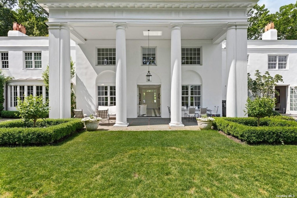 10 of 32 - 211 Sunset Road, Laurel Hollow, NY