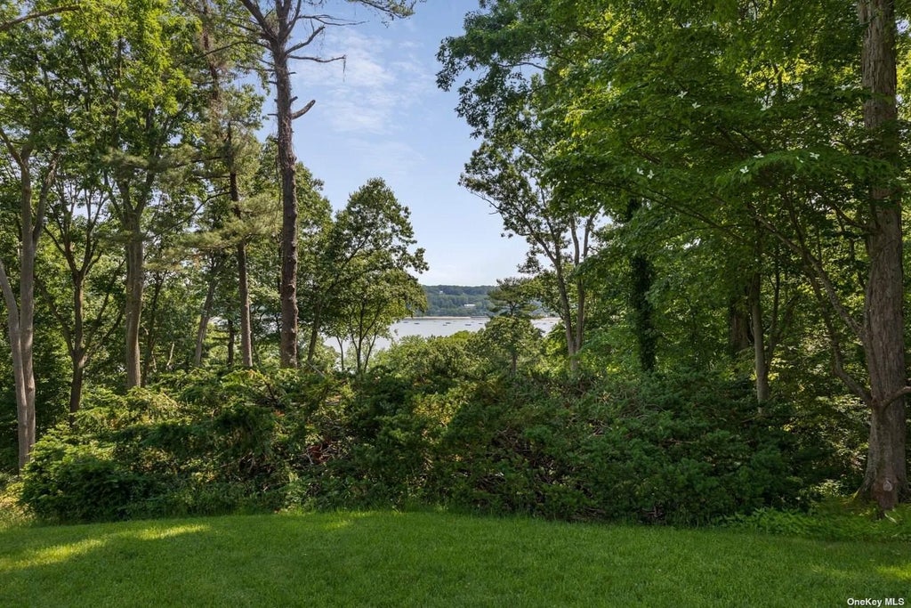 11 of 32 - 211 Sunset Road, Laurel Hollow, NY