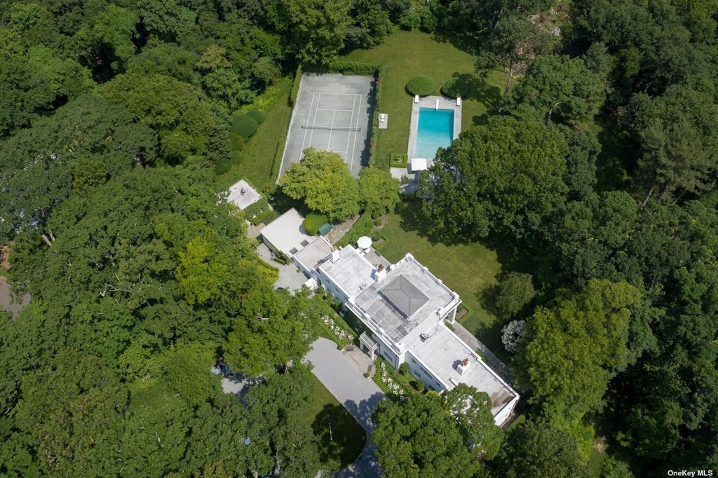 26 of 32 - 211 Sunset Road, Laurel Hollow, NY