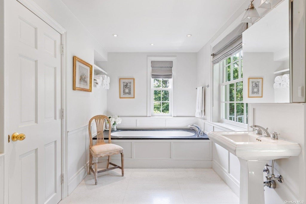 8 of 32 - 211 Sunset Road, Laurel Hollow, NY