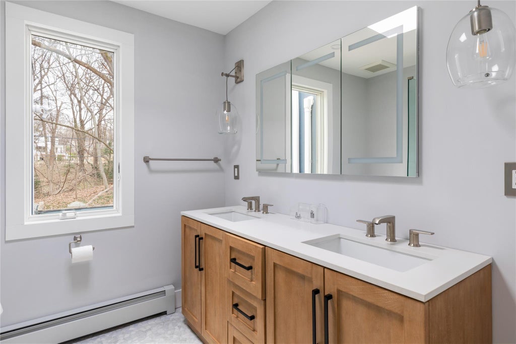 20 of 31 - 25 Wood Road, Sands Point, NY