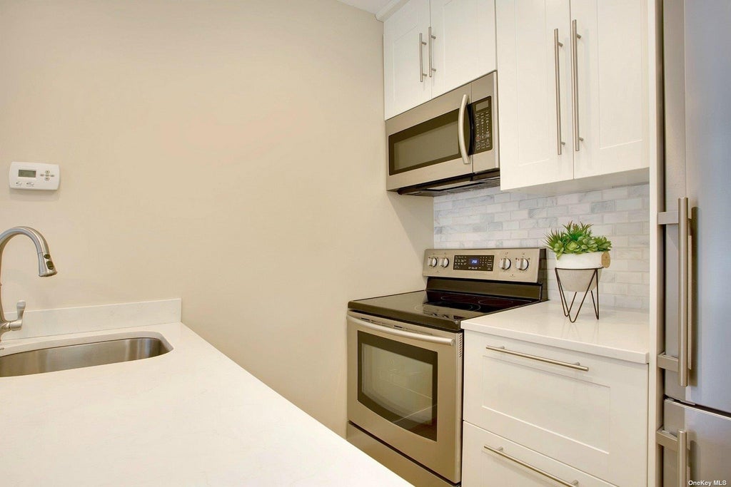 12 of 24 - 14 Crossman Place, Huntington, NY