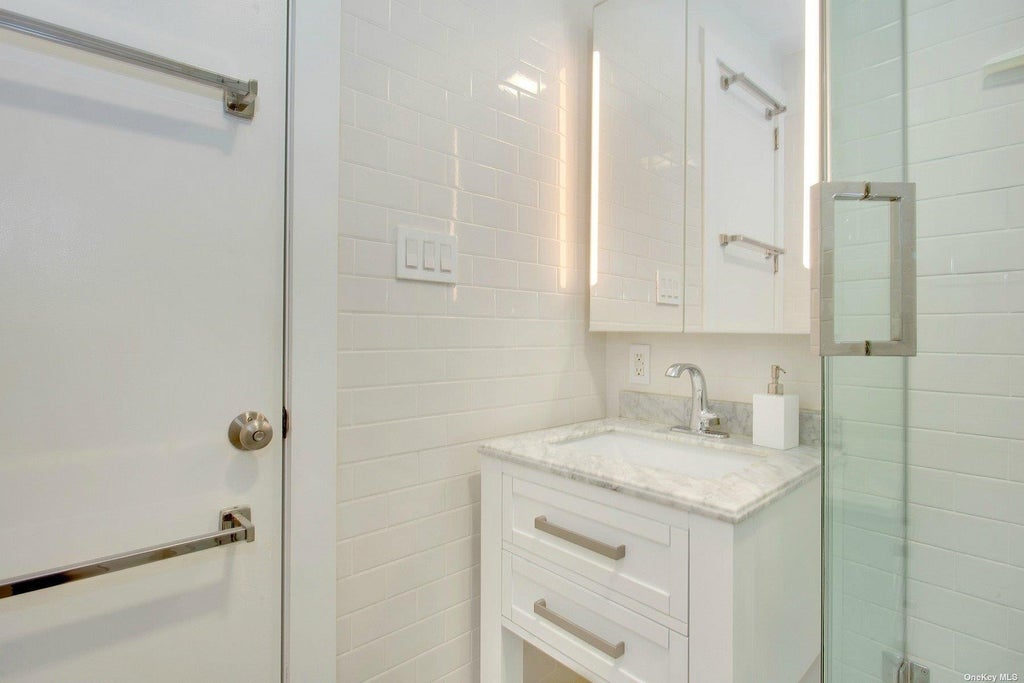 16 of 24 - 14 Crossman Place, Huntington, NY