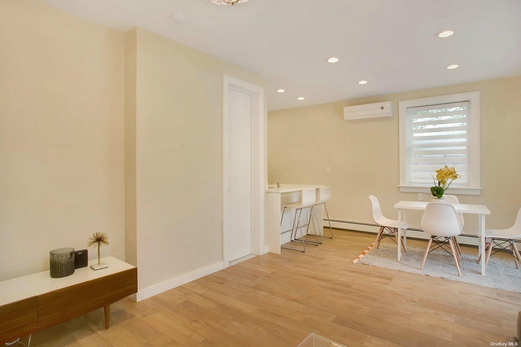 7 of 24 - 14 Crossman Place, Huntington, NY