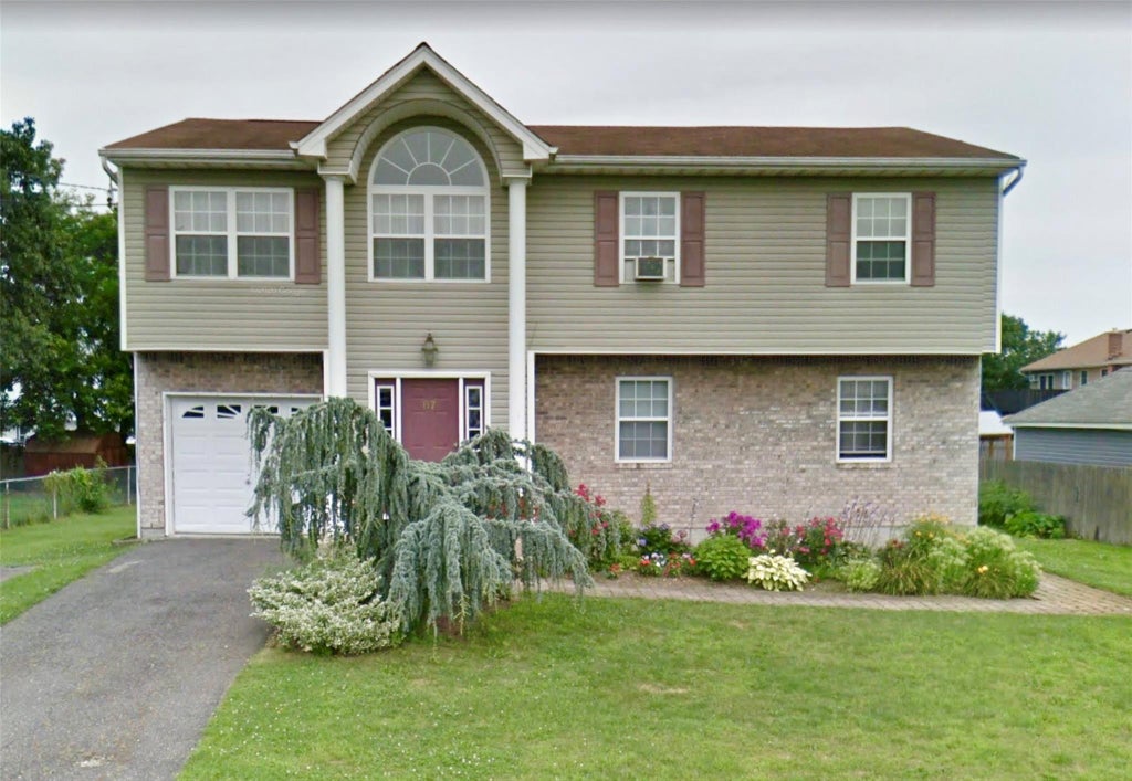 1 of 8 - 87 Palm Street, Lindenhurst, NY