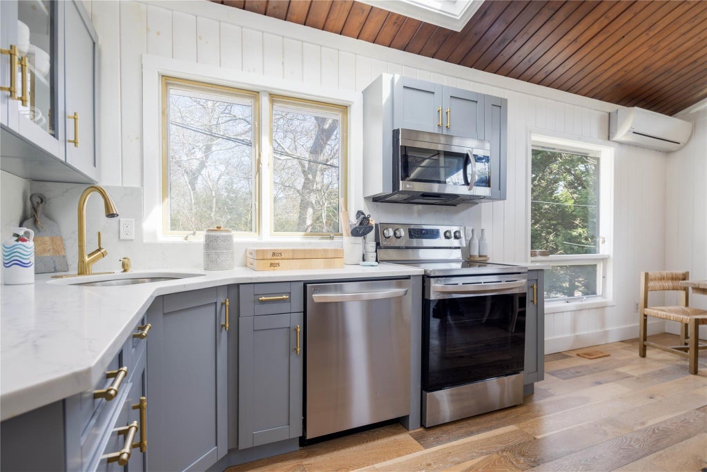 5 of 18 - 10 Cedar Avenue, Southampton, NY