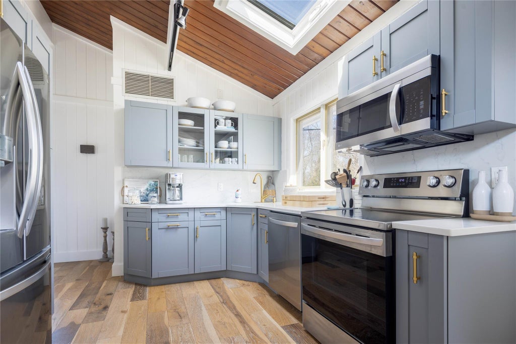 6 of 18 - 10 Cedar Avenue, Southampton, NY