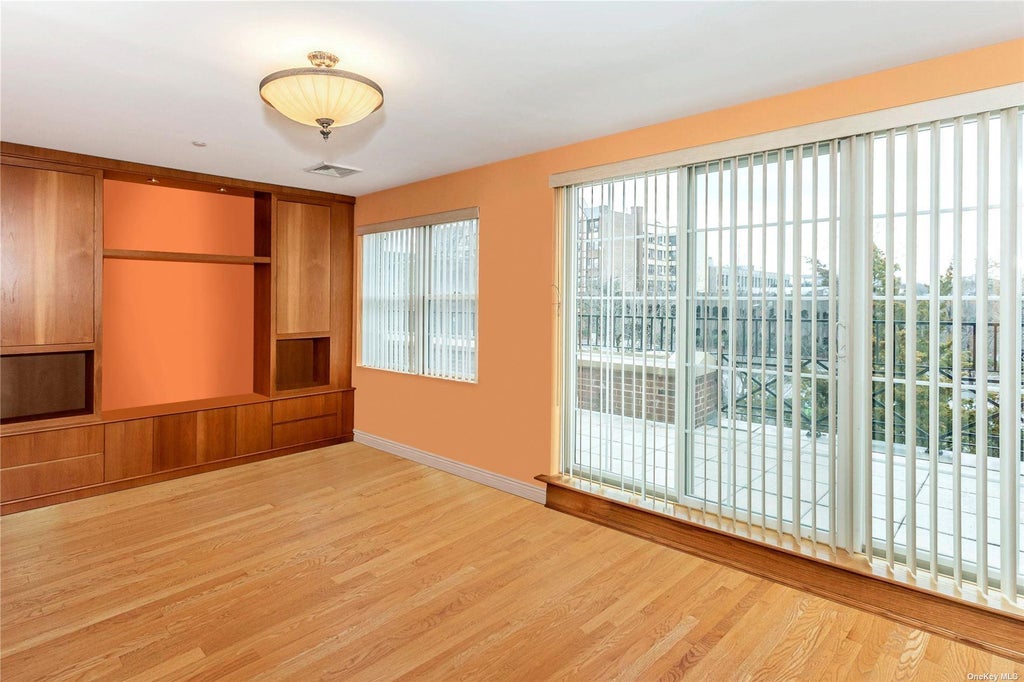 3 of 16 - 1 Portico Court # 306, Great Neck, NY