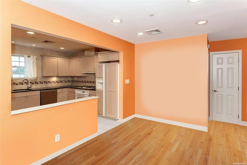5 of 16 - 1 Portico Court # 306, Great Neck, NY
