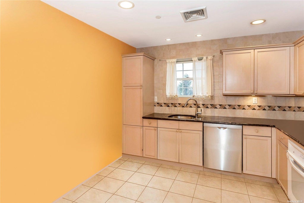 6 of 16 - 1 Portico Court # 306, Great Neck, NY