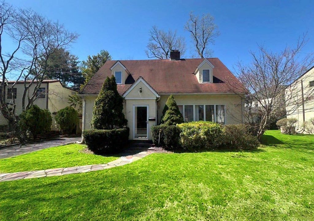 1 of 3 - 18 Burbury Lane, Great Neck, NY