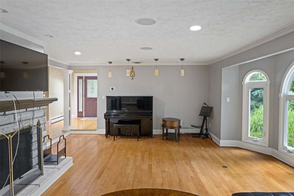 4 of 35 - 2032 Ridge Road, Muttontown, NY