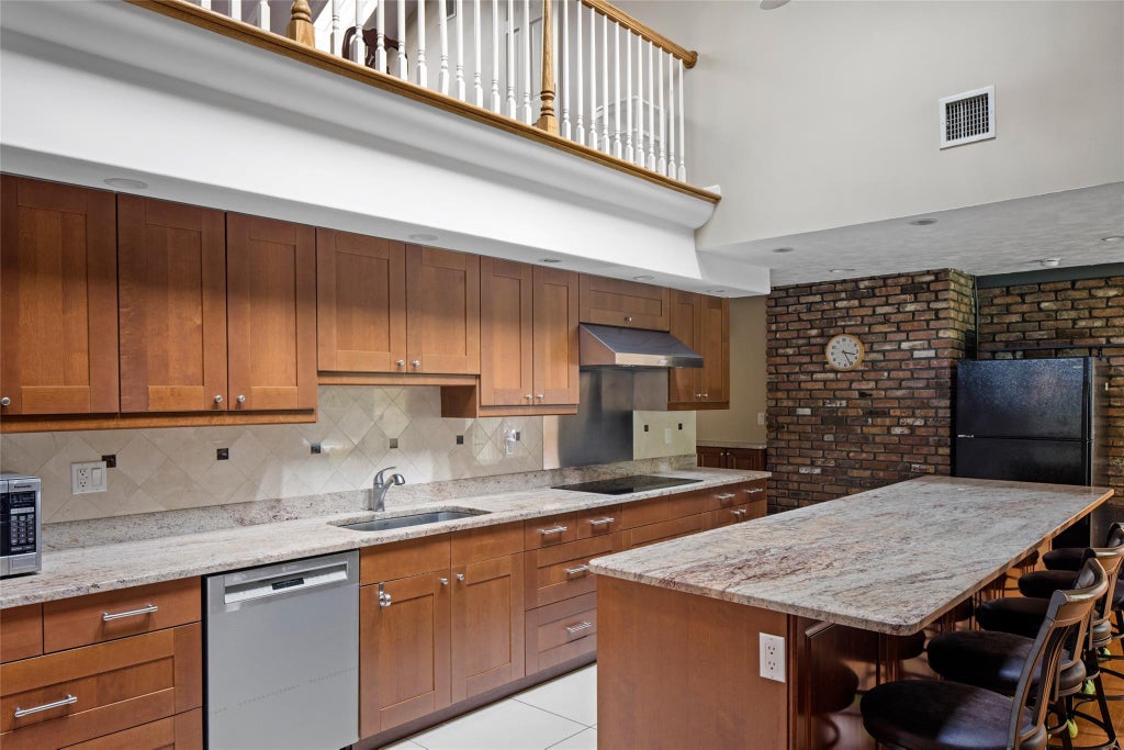 7 of 35 - 2032 Ridge Road, Muttontown, NY