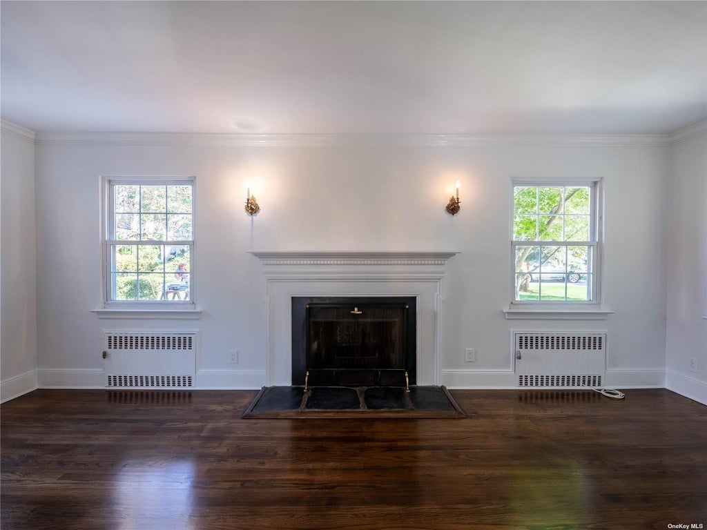 9 of 31 - 109 Chase Road, Manhasset, NY