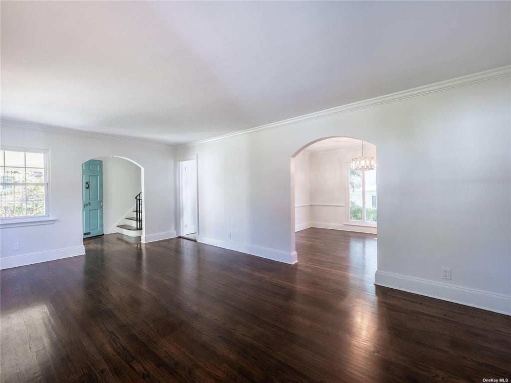11 of 31 - 109 Chase Road, Manhasset, NY
