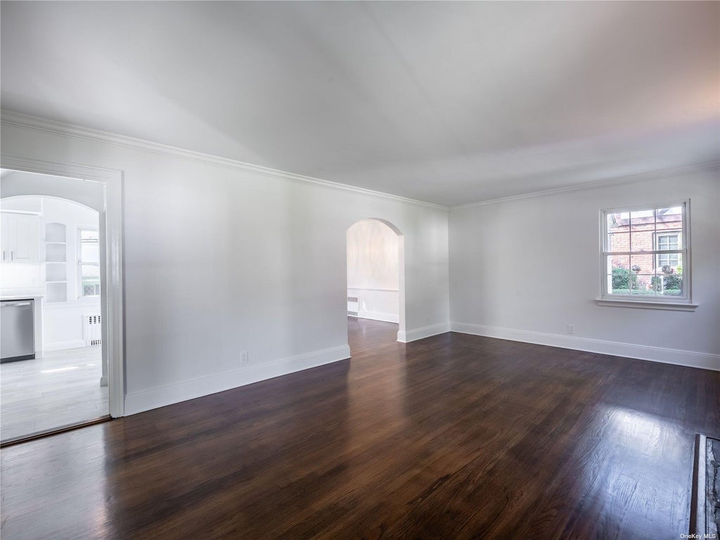 12 of 31 - 109 Chase Road, Manhasset, NY
