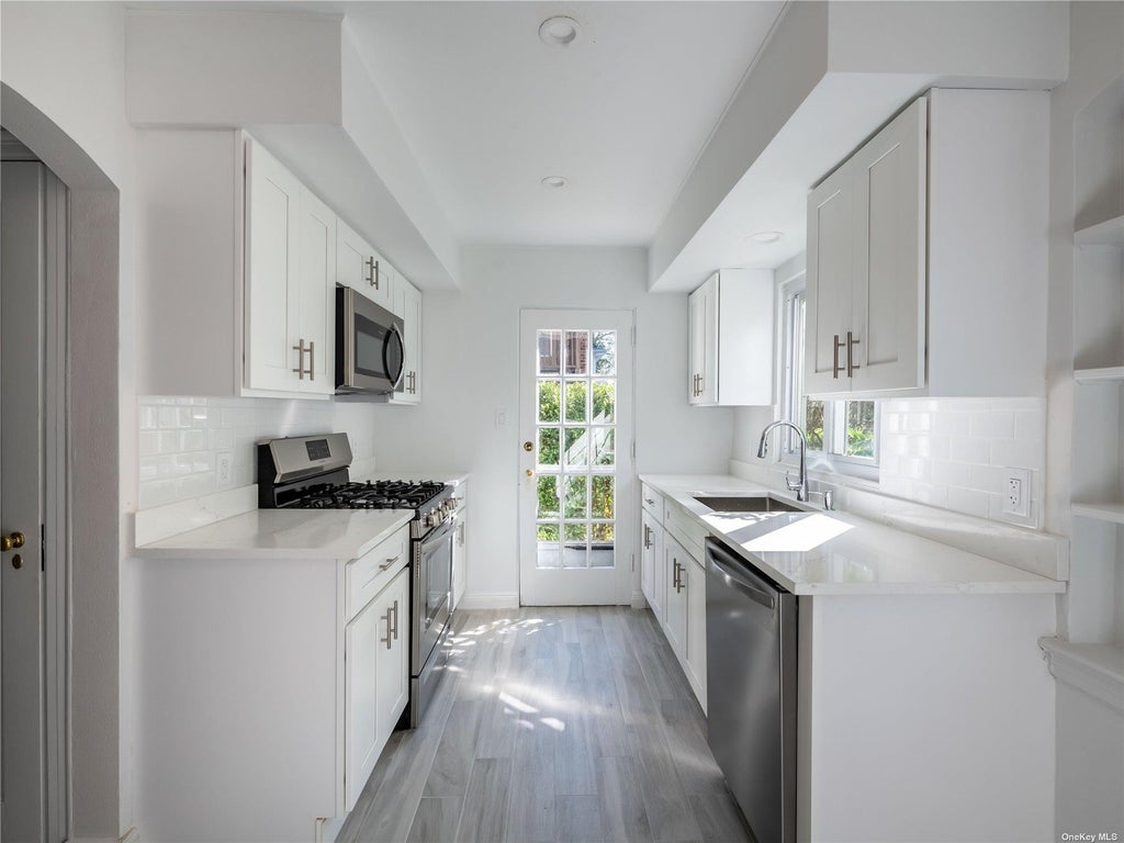 16 of 31 - 109 Chase Road, Manhasset, NY