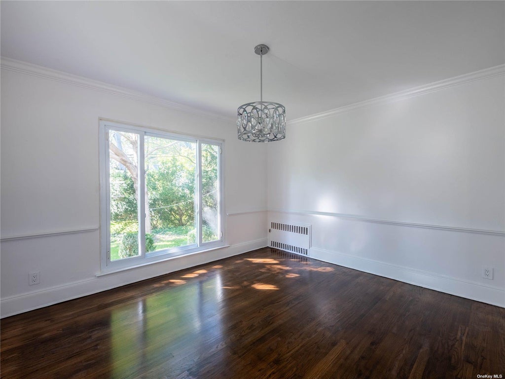 18 of 31 - 109 Chase Road, Manhasset, NY