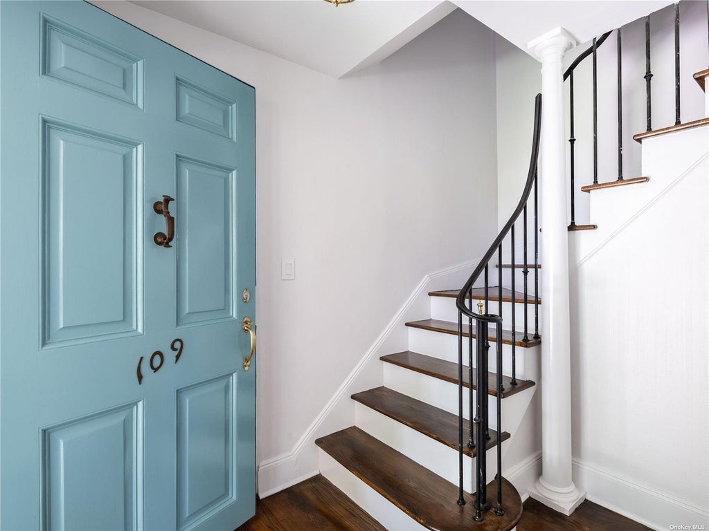 1 of 31 - 109 Chase Road, Manhasset, NY