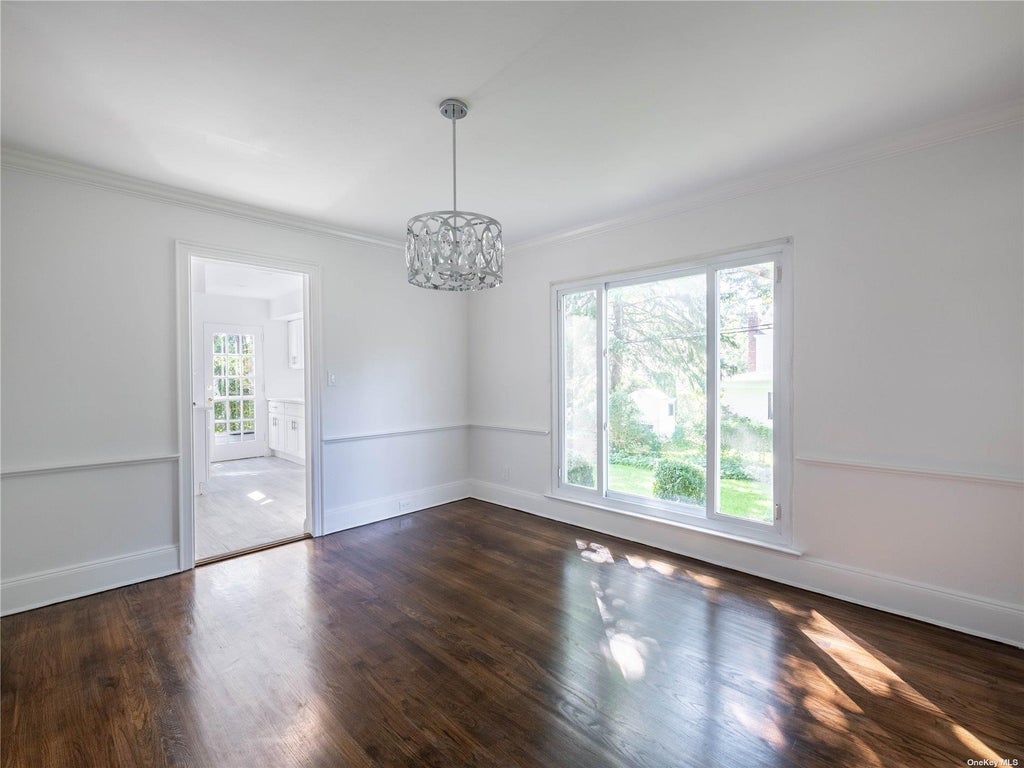 19 of 31 - 109 Chase Road, Manhasset, NY