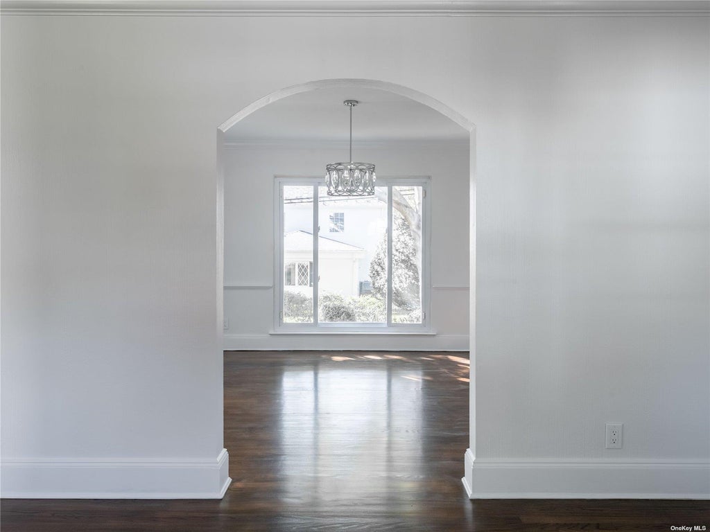 21 of 31 - 109 Chase Road, Manhasset, NY