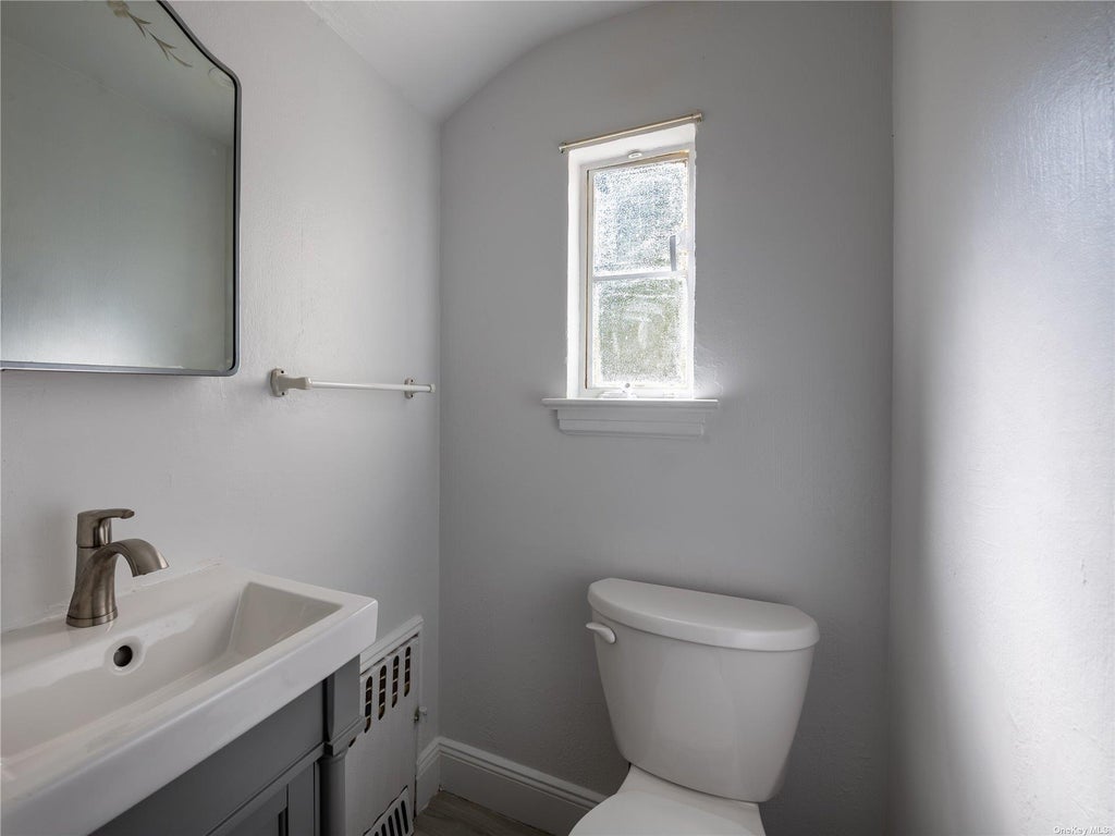 26 of 31 - 109 Chase Road, Manhasset, NY