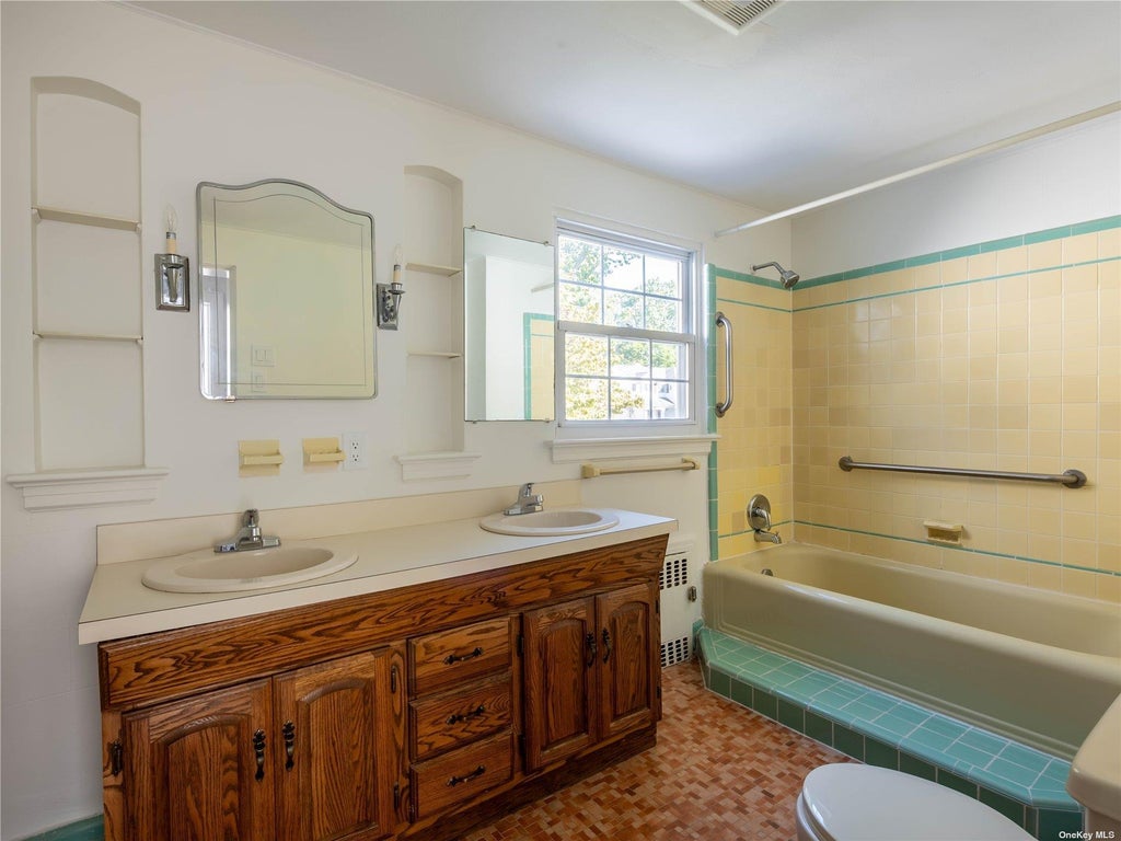 28 of 31 - 109 Chase Road, Manhasset, NY