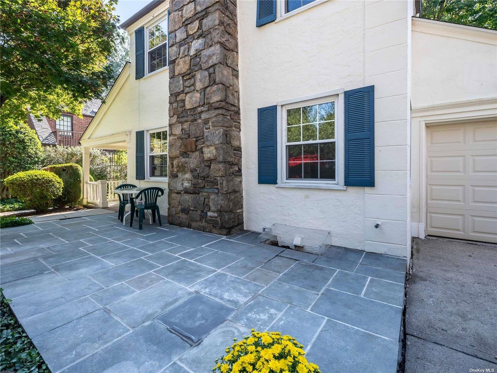 2 of 31 - 109 Chase Road, Manhasset, NY