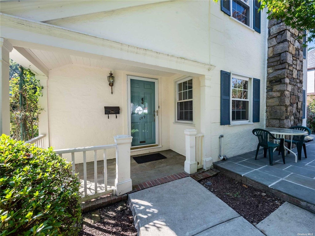 3 of 31 - 109 Chase Road, Manhasset, NY