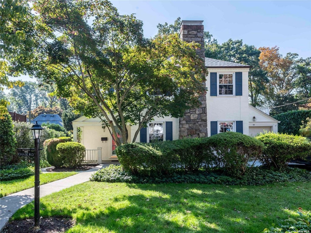4 of 31 - 109 Chase Road, Manhasset, NY