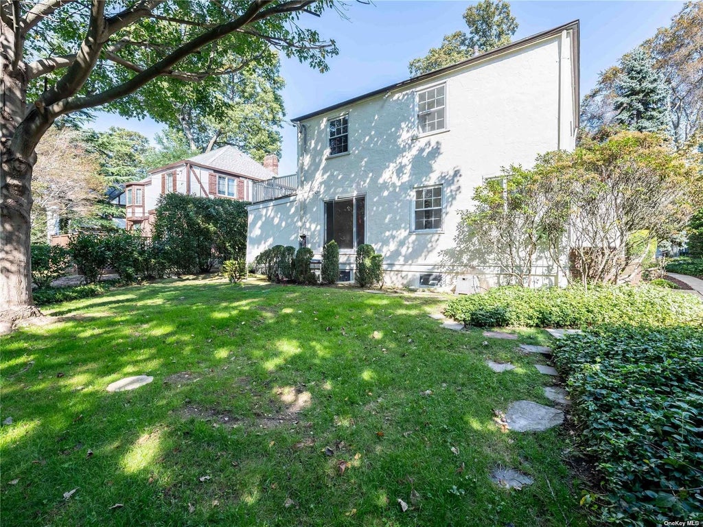 6 of 31 - 109 Chase Road, Manhasset, NY