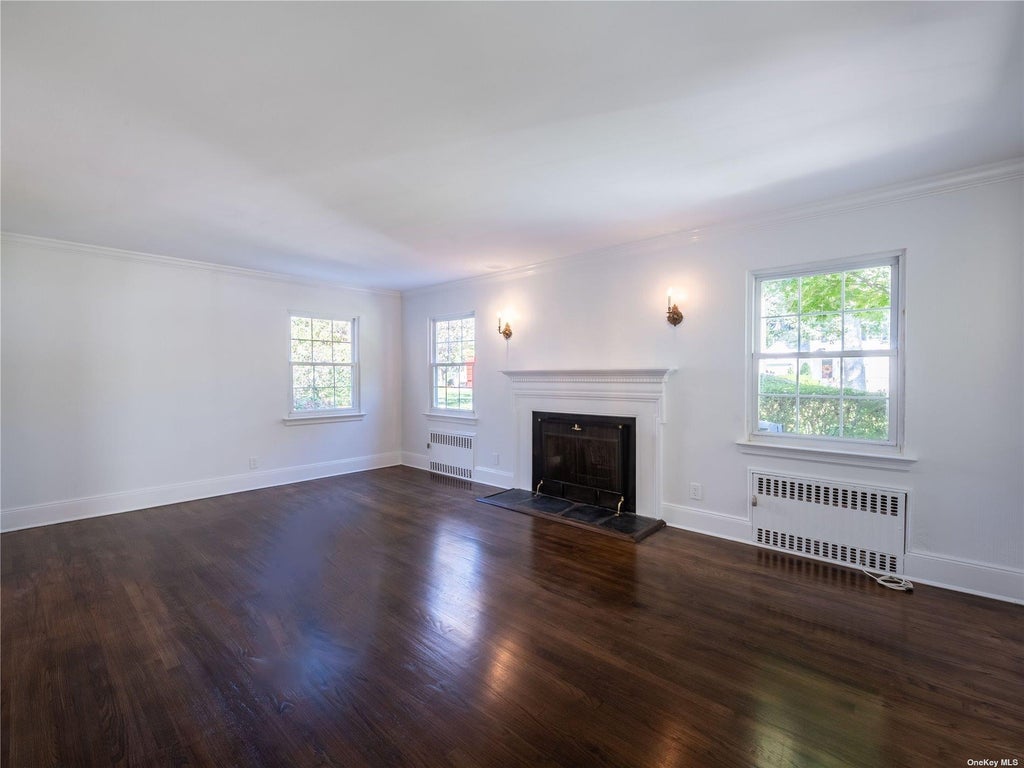 7 of 31 - 109 Chase Road, Manhasset, NY
