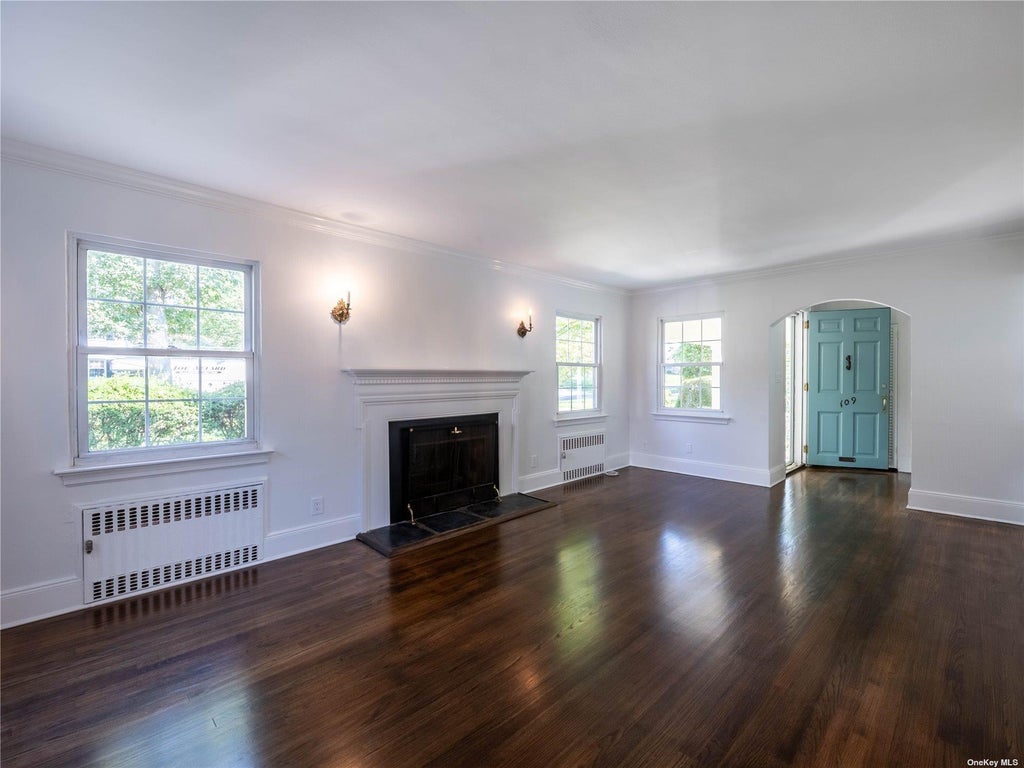 8 of 31 - 109 Chase Road, Manhasset, NY