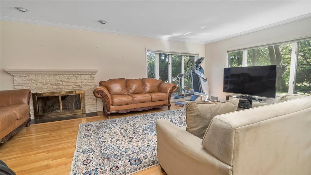 10 of 33 - 17 Hilltop Drive, Great Neck, NY