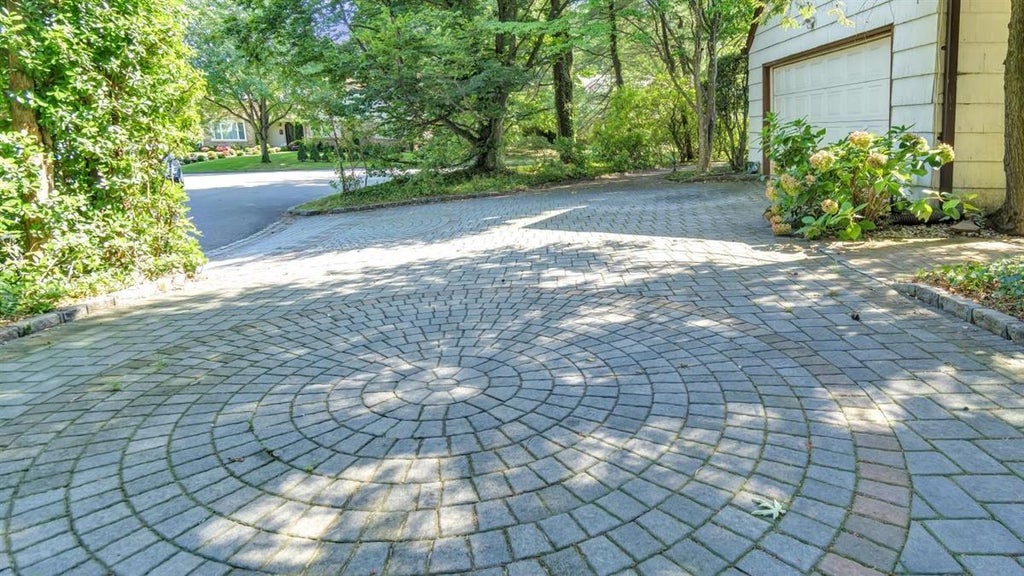 27 of 33 - 17 Hilltop Drive, Great Neck, NY