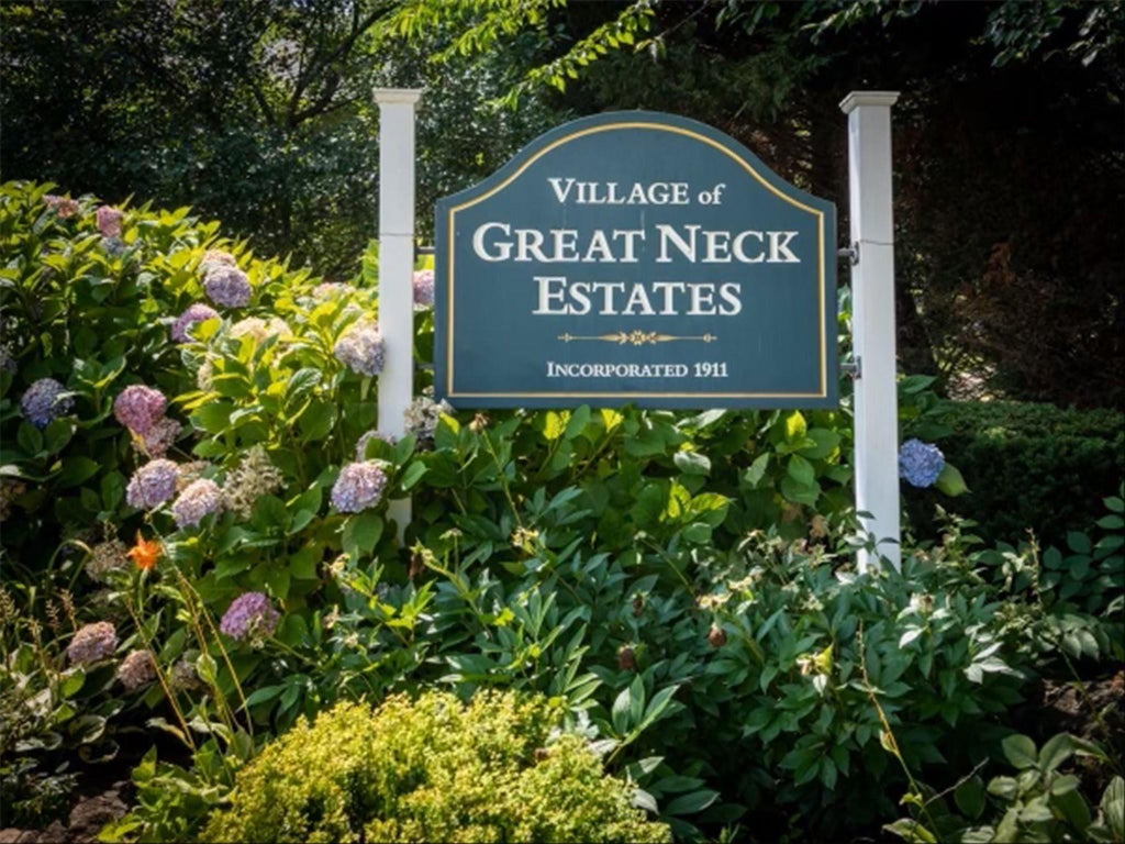 32 of 33 - 17 Hilltop Drive, Great Neck, NY